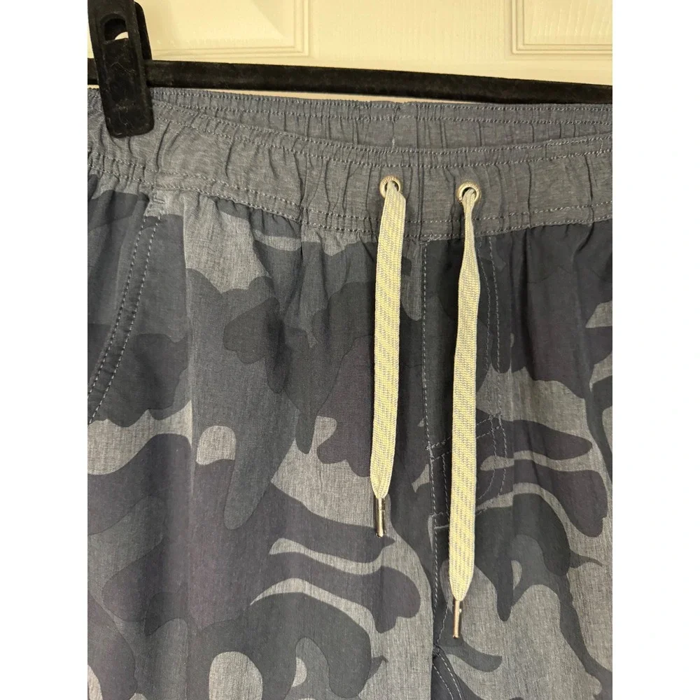 Vuori Banks Shorts Mens Small Charcoal Navy Camo Athletic Board Shorts V302